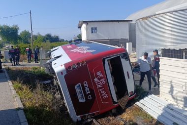 Antalya’da tur midibüsü devrildi