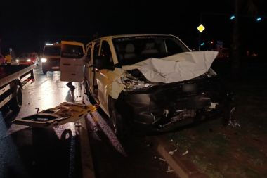 Aynı firmaya ait 2 tur aracı çarpıştı
