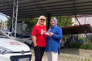 Azmiyle 56 yaşında ehliyetini aldı