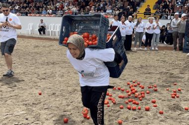 Çiftçi kadınlar bu kez yarışmalarda ter döktü