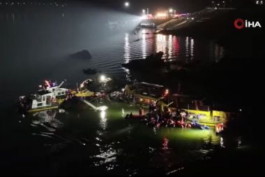 Çin'de turistleri taşıyan 4 tekne alabora oldu