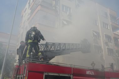 Dairede çıkan yangın yoğun dumana neden oldu
