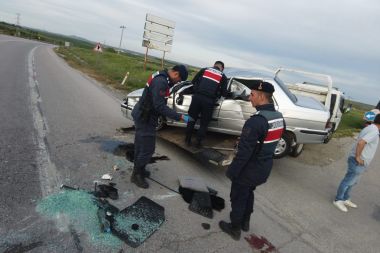 Devrilen otomobilin sürücüsü yaralandı