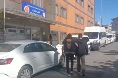 Elinde satırla dolaşan bir kişi yakalandı