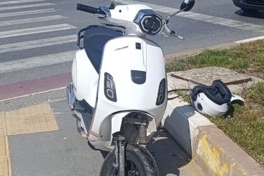 Geri manevra yapan otomobil, motosiklete çarptı