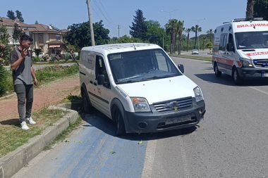 Hafif ticari araç devrilmekten son anda kurtuldu