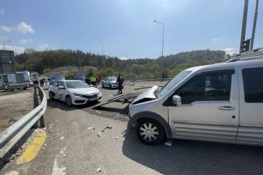 Hafif ticari araç ile otomobil çarpıştı