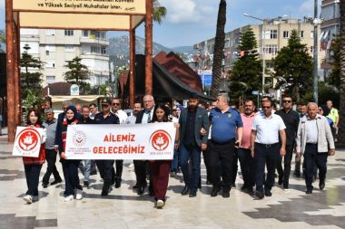 Kumluca'da Aile Yılı Yürüyüşü Gerçekleştirildi