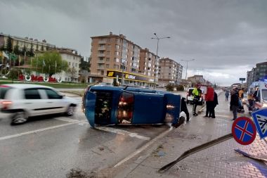 Levhaya çarpan otomobil yan yatarak durabildi