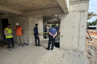 Merdiven boşluğuna düşen işçi hayatını kaybetti