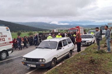Minibüs karşı şeride geçerek otomobille çarpıştı