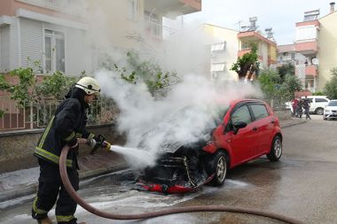 Motor kısmı tamamen yanan otomobil küle döndü