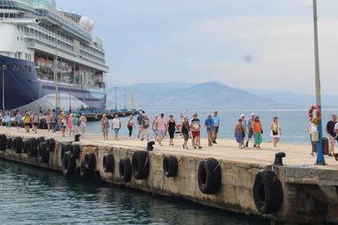 İlk yolcu gemisi Alanya'ya demir attı
