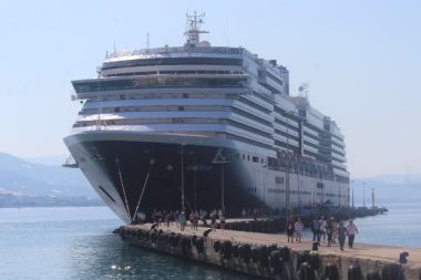 Alanya Limanı’na Oosterdam yolcu gemisi demirledi