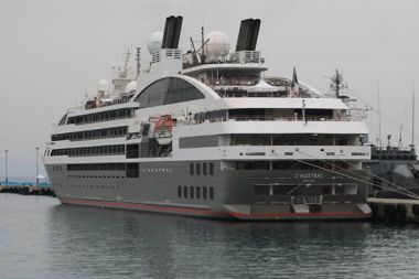 Fransa bayraklı kruvaziyer gemisi Alanya'da