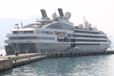 “L’austral” adlı kruvaziyer Alanya Limanı’na demirledi