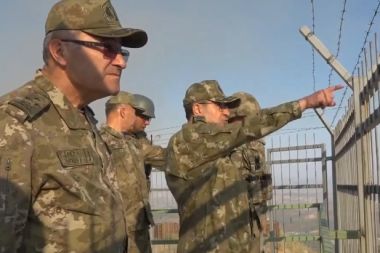 Kara Kuvvetleri Komutanı Bayraktaroğlu, Kilis’teki sınır birliklerini ziyaret etti