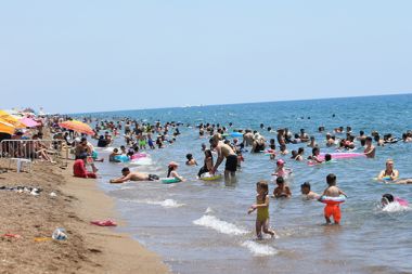 Antalya'da turistler plajları doldurdu