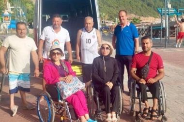 Engelsiz Halk Plajı özel misafirlerini ağırlıyor