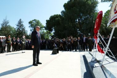 Cumhurbaşkanı Erdoğan, KKTC'de Atatürk Anıtına çelenk sundu