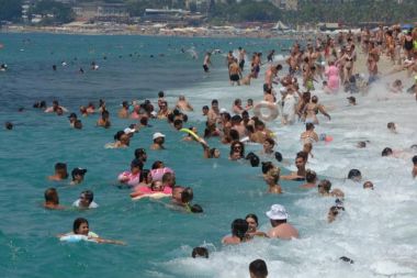 Alanya’da plajlar doldu taştı