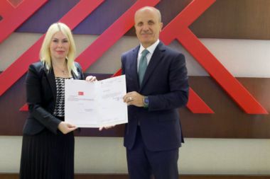 Rektör Özkan mazbatasını aldı