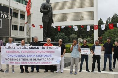 CHP'li belediyeler tel tel dökülüyor