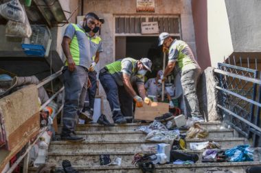 Antalya'da çöp ev kabusu! Apartmandan 6 kamyon çöp çıktı
