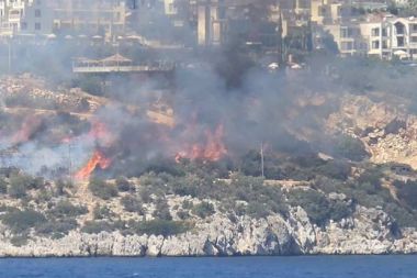 Kaş'ta korkutan makilik yangını