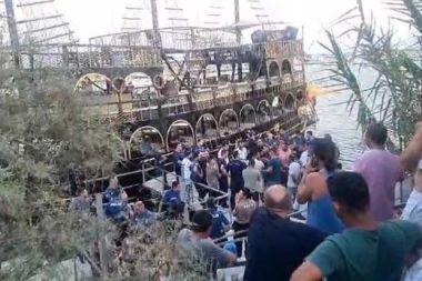Antalya'da tur teknesi gerginliği! İskele vinçle yıkıldı