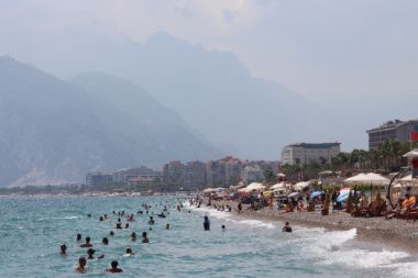 Antalya'da sahiller tıklım tıklım