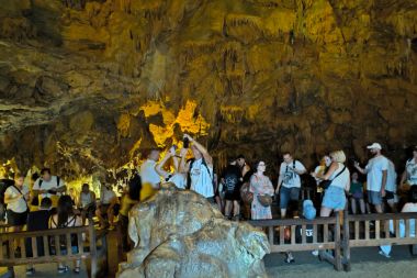 Şifa kaynağı mağara yerli ve yabancı turistlerin akınına uğruyor