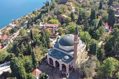 Selçuklu mimarisi 793 yıllık camiye turistlerin yoğun ilgisi