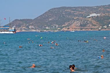 Alanya’da 2 gün aradan sonra güneşi gören tatilciler plajlara akın etti