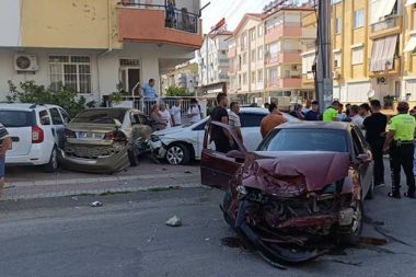 Antalya'da 14 yaşındaki çocuk mahalleyi birbirine kattı