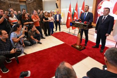 Yurt dışı seyahatini bırakıp Genel Başkanı karşılamaya gelmedi