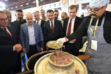 Coğrafi işaretli İskilip dolması, 12 saatte pişirilip YÖREX'te ikram edildi
