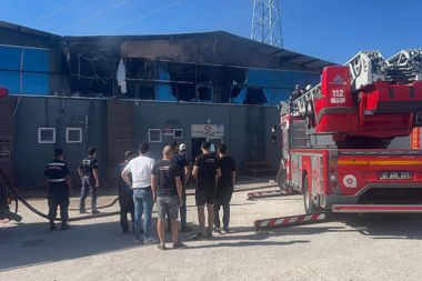 Antalya'daki yedek parça deposunda yangın çıktı