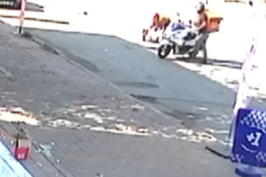 Antalya'da motosiklet küçük kıza çarptı