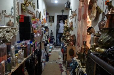 Emekli bankacının, evinin her köşesi 'hediyelik eşya' ile dolu