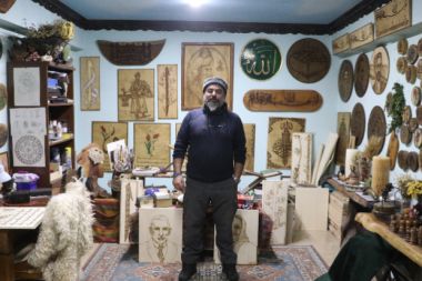 Fransa'dan baba ocağına geldi, atıl durumdaki ahırı sanat atölyesine çevirdi
