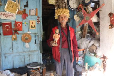 Taş ve ağaç parçalarından dekoratif eşyalar yapan kemal usta