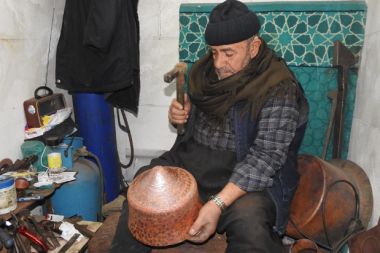 Bir metrekarelik dükkanda bakıra adanmış ömür