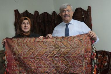 Kirkit sesleri arasında büyüyen psikiyatrist, 30 yıldır nadide kilimleri topluyor