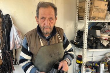 102 yaşındaki makinesiyle 57 yıldır eski ayakkabıları yeniliyor