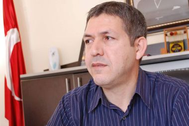 Eşinin hatırasını kitaplarla yaşattı