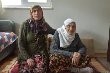 Engelli kadın 50 yıldır evlatlık verildiği halası ile hayatı paylaşıyor