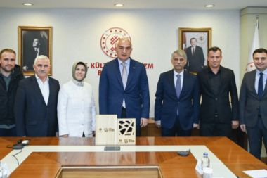 İbradı’nın büyük gururu: Ödülünü Bakan Ersoy'dan aldı