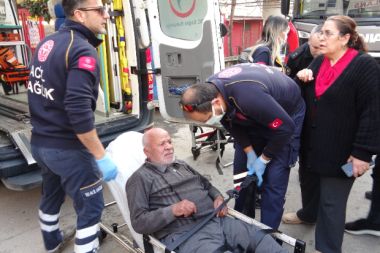 Antalya'da çıkan yangında 2 kişi dumandan etkilendi