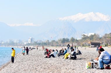 Antalya'da güneşli havayı fırsat bilenler sahillere koştu